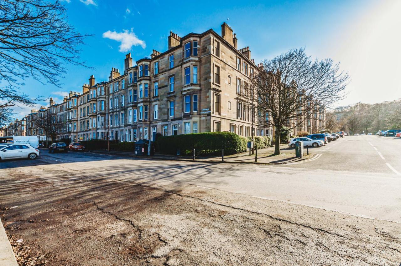 Beautiful Center 1 Bed With Park View Apartment