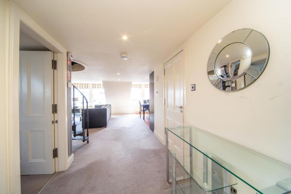 Tron Kirk Apartment EDI