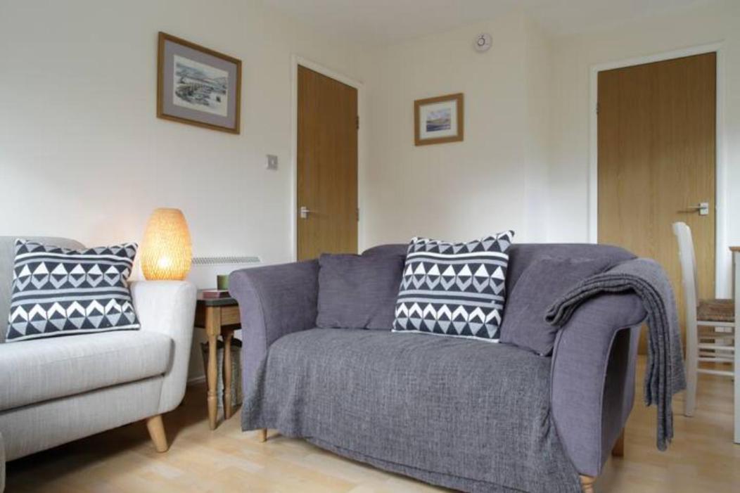 Pass The Keys Cosy And Bright 2 Beds Flat With - Free Parking