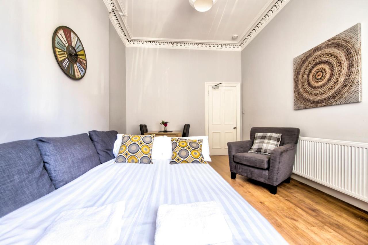Sleeps 6 Free Parking Apartment