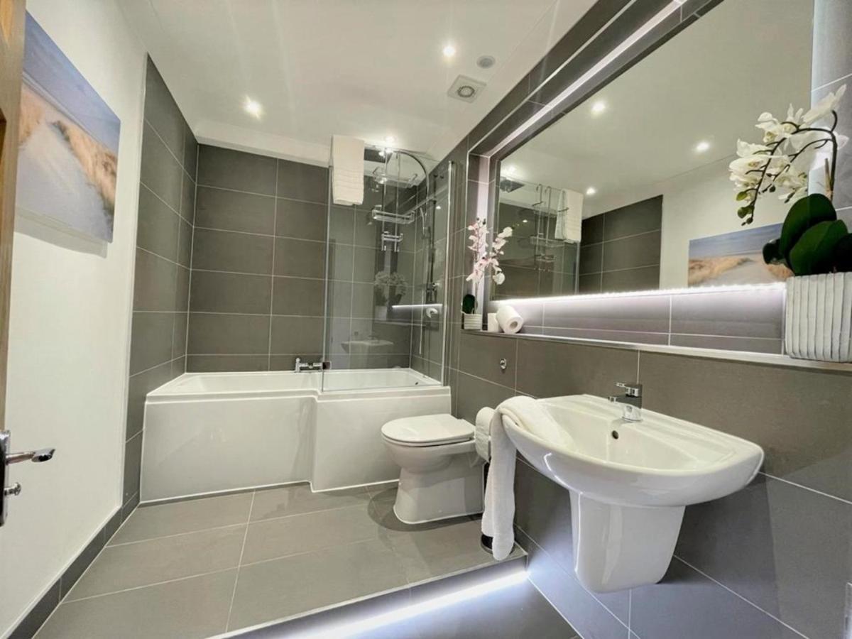 Elite 3 Bed New Town With Private Walled Garden Apartment *