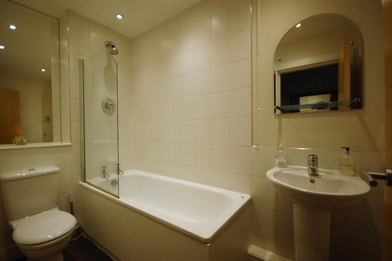 Flats Company - Queen Street - Centre *