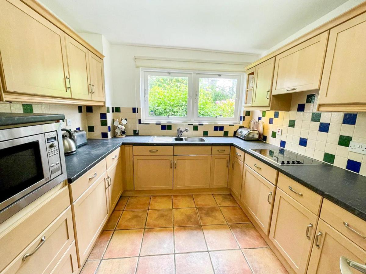 Suburban Bliss In Desirable Trinity, Free Parking Holiday home
