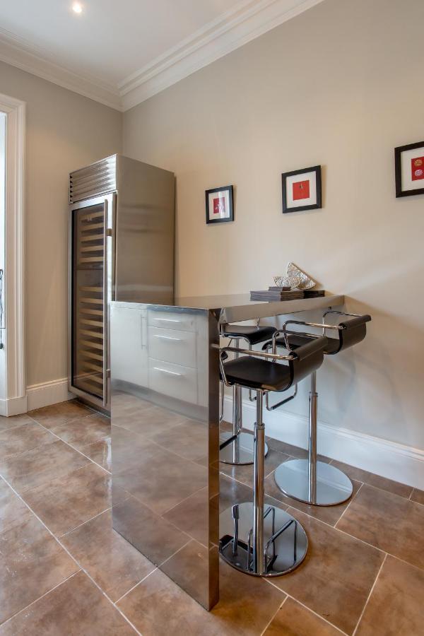 Exclusive 2 Bed, Free Private Parking, In West End Apartment