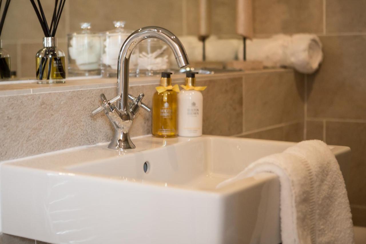 Exclusive 2 Bed, Free Private Parking, In West End Apartment *