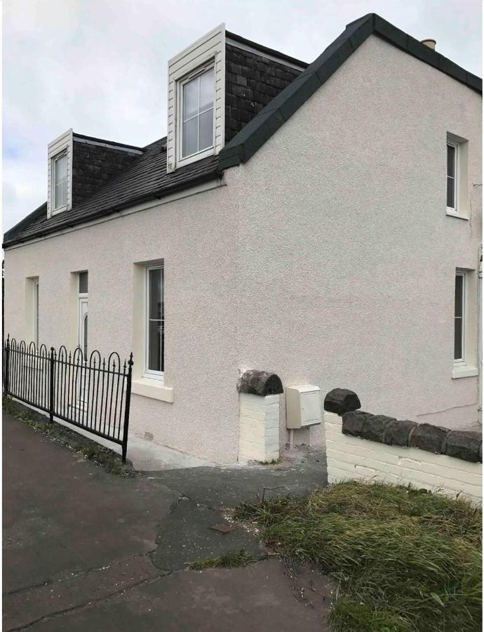 4 Bed Near Airport Holiday home *