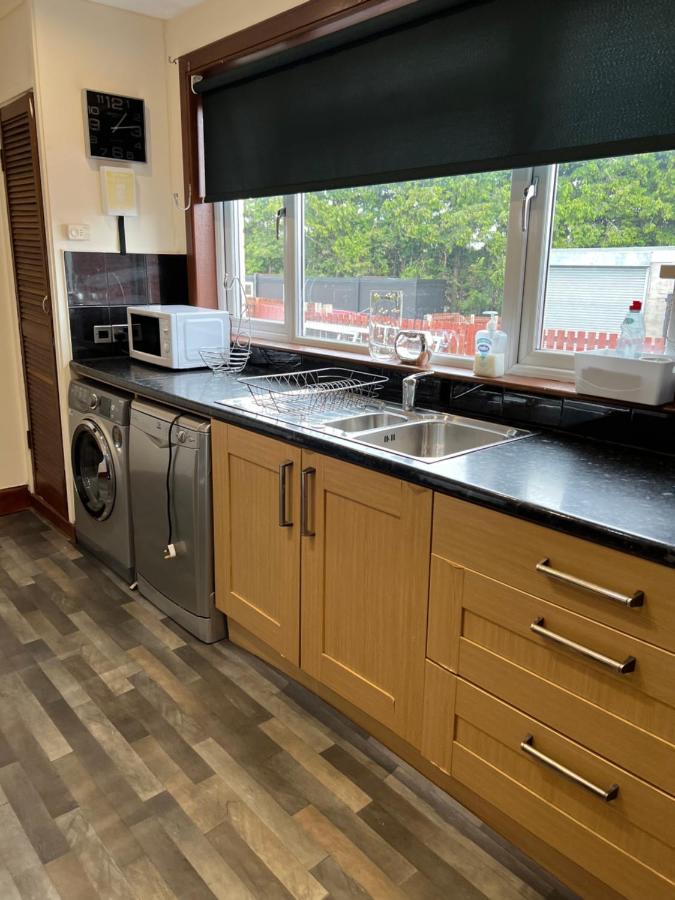 4 Bed Near Airport Holiday home Edinburgh