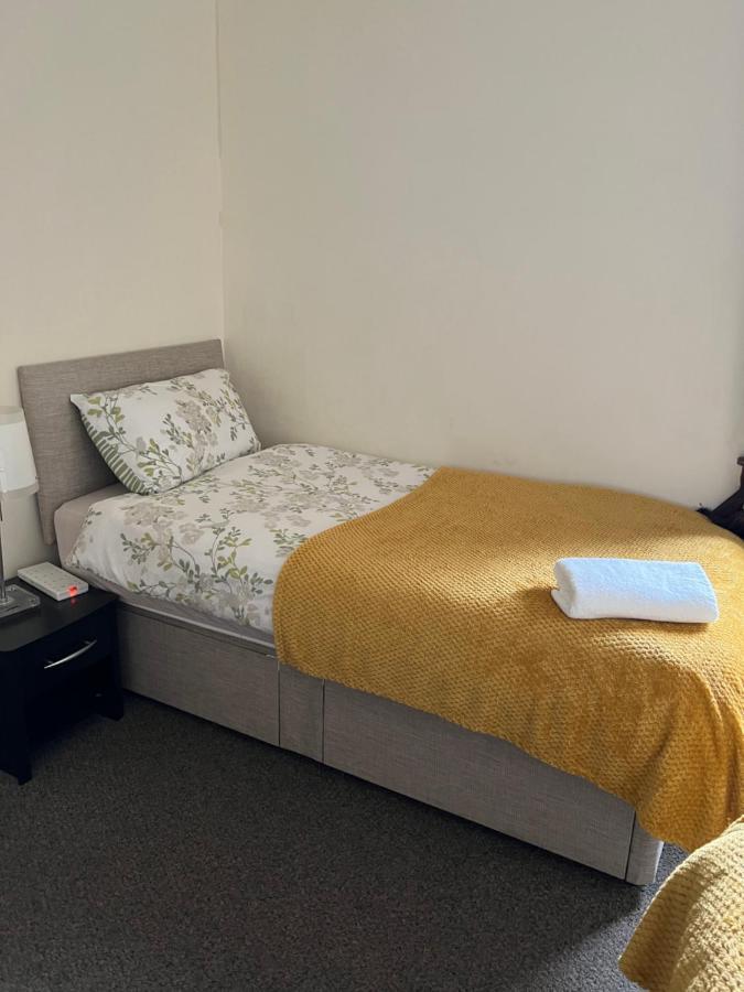 4 Bed Near Airport Holiday home