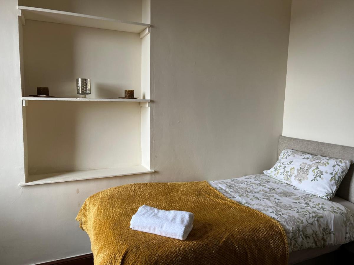 4 Bed Near Airport Ferienhaus *