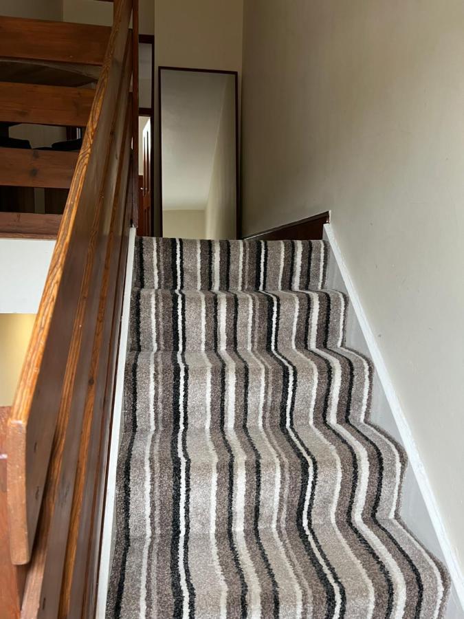 4 Bed Near Airport Holiday home Edinburgh