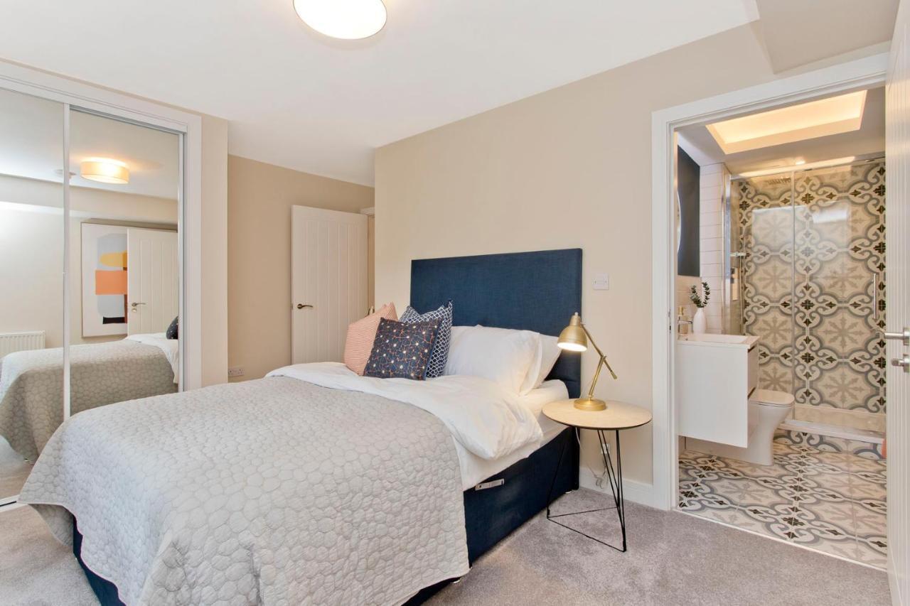 Modern Centre 2 Bedroom 2 Bathroom Apartments, Main Door Ground With Private Parking Apartment Edinburgh