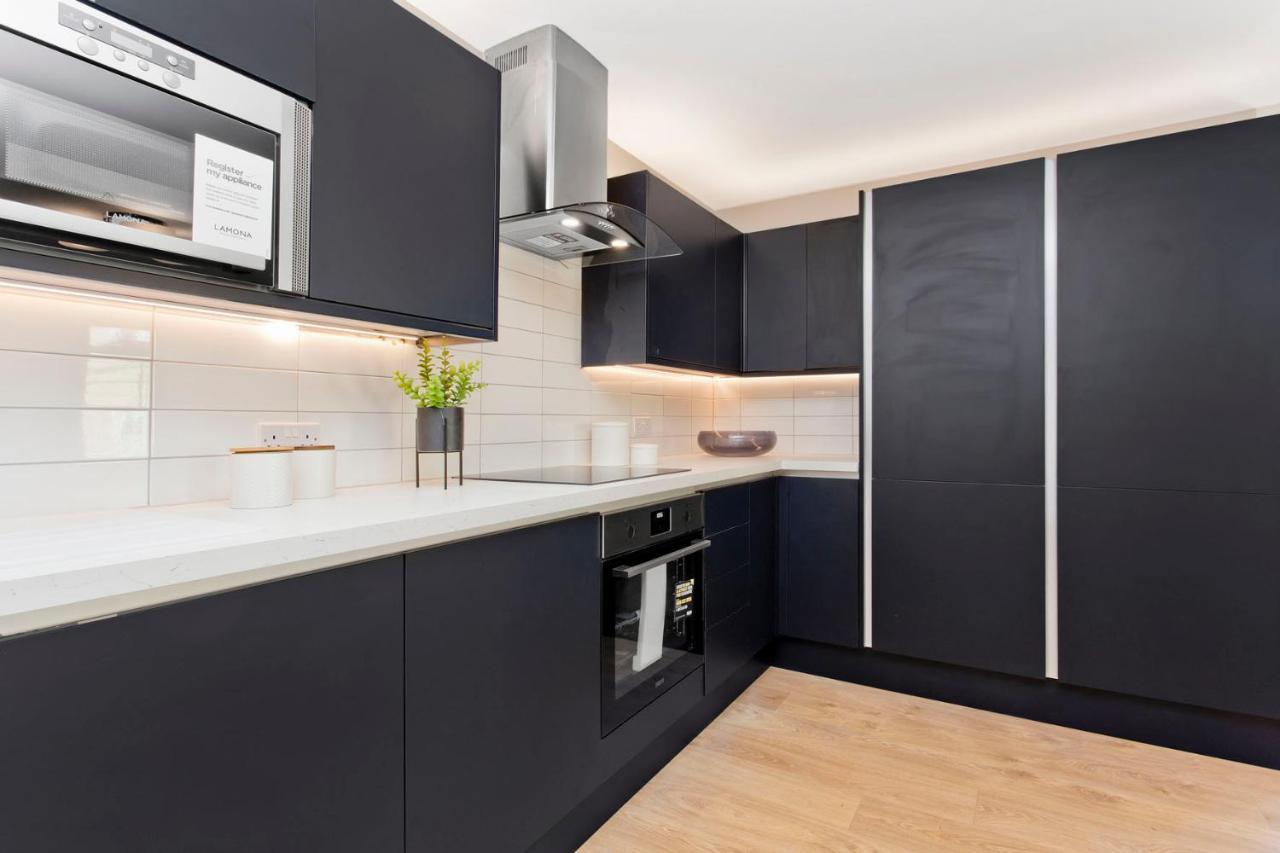 Modern Centre 2 Bedroom 2 Bathroom Apartments, Main Door Ground With Private Parking Edinburgh