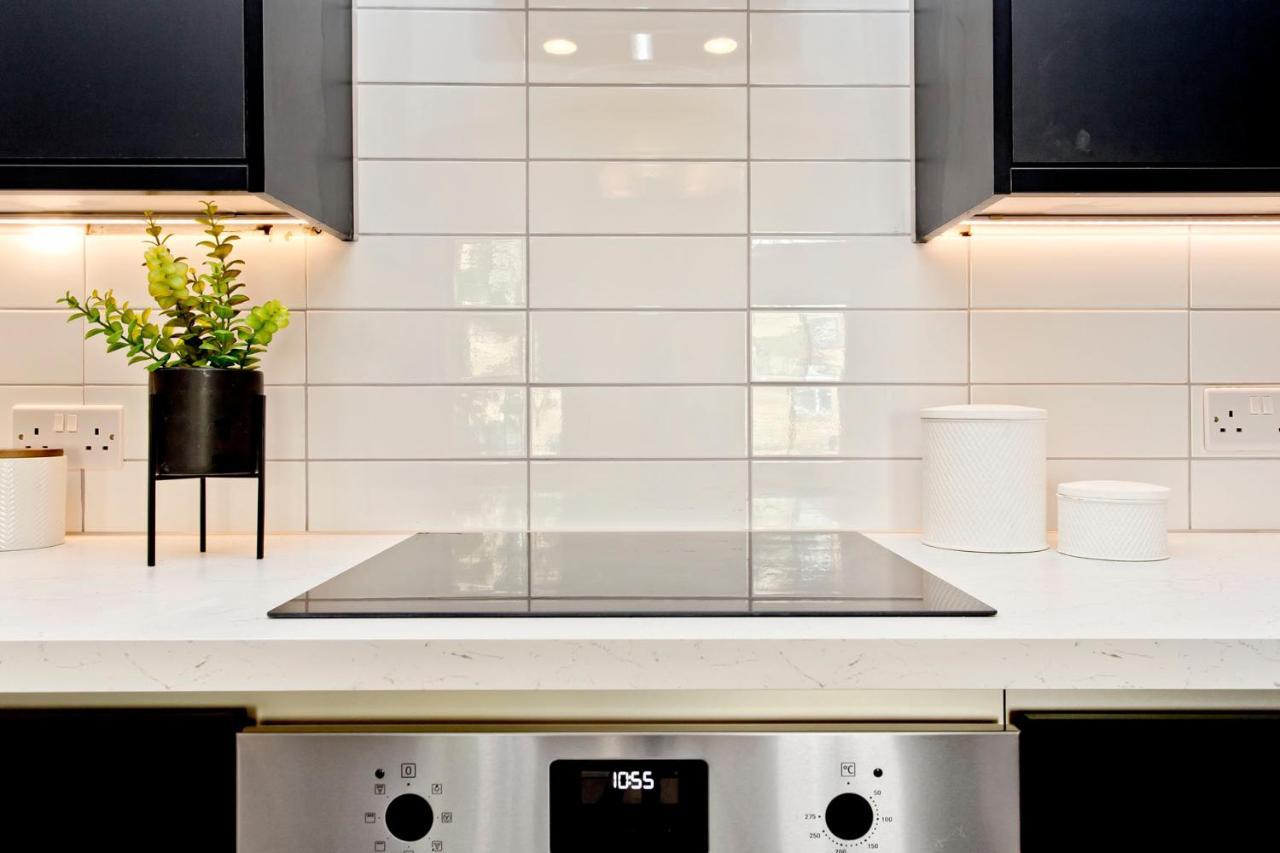 Modern Centre 2 Bedroom 2 Bathroom Apartments, Main Door Ground With Private Parking Edinburgh