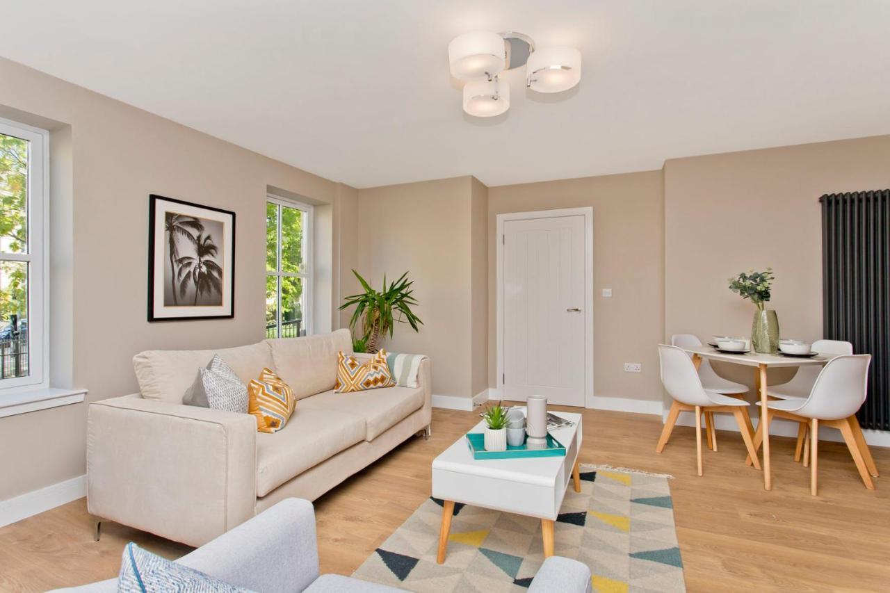 Modern Centre 2 Bedroom 2 Bathroom Apartments, Main Door Ground With Private Parking Apartment Edinburgh