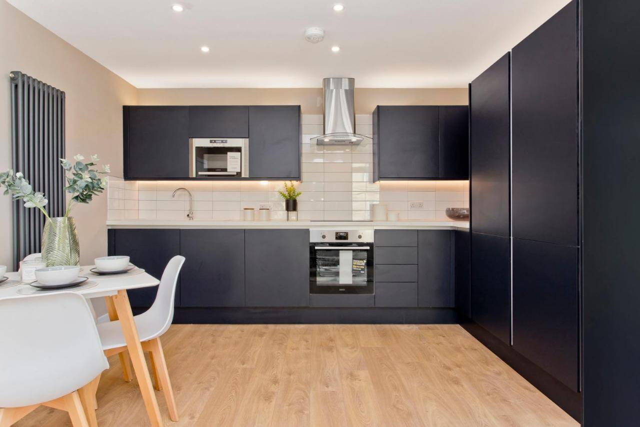 Modern Centre 2 Bedroom 2 Bathroom Apartments, Main Door Ground With Private Parking * Edinburgh