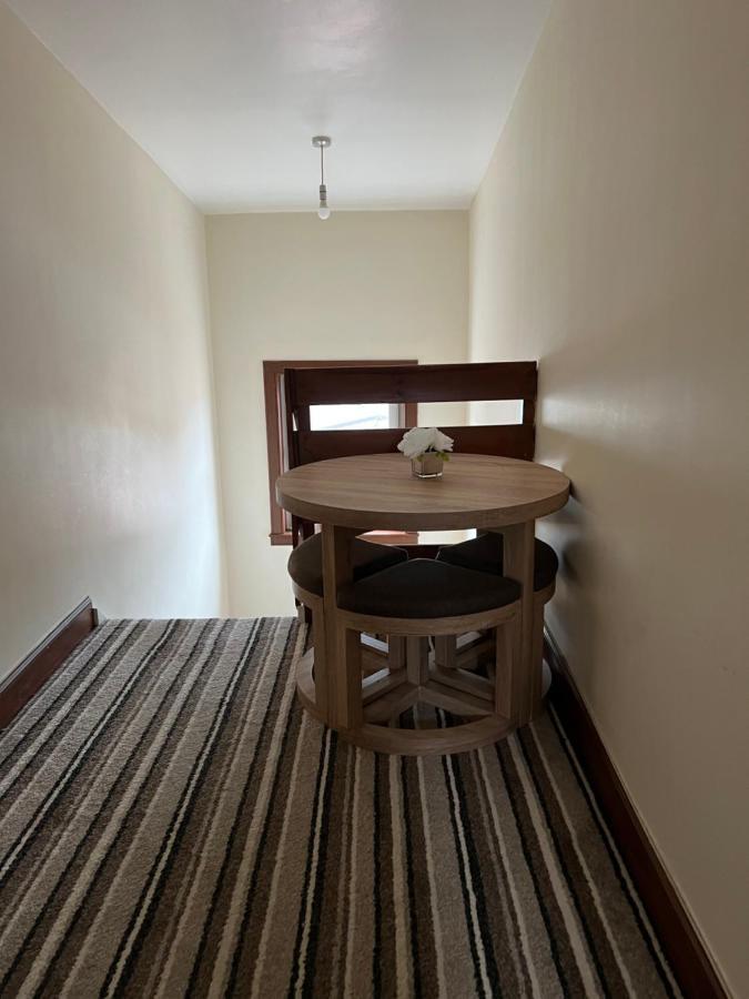 Holiday home 4 Bed Near Airport *