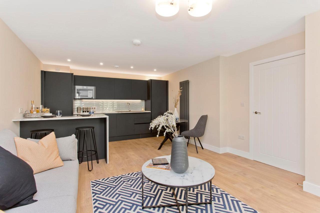 Modern Centre 2 Bedroom 2 Bathroom Apartments, Main Door Ground With Private Parking Edinburgh