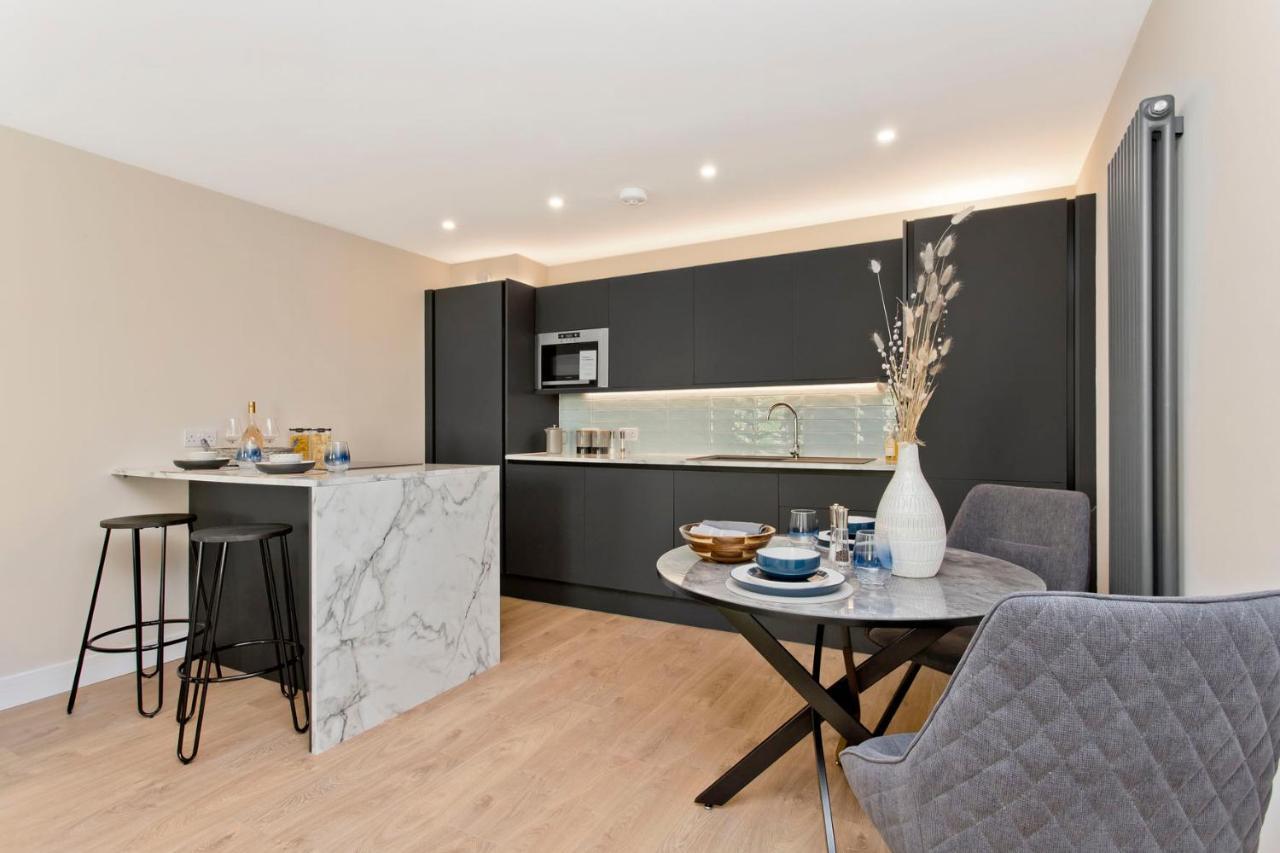 Apartment Modern Centre 2 Bedroom 2 Bathroom Apartments, Main Door Ground With Private Parking Edinburgh