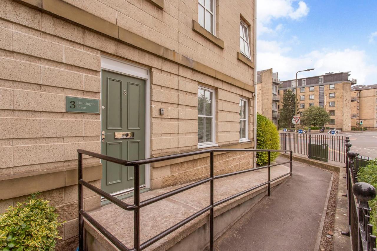 Modern Centre 2 Bedroom 2 Bathroom Apartments, Main Door Ground With Private Parking Apartment Edinburgh
