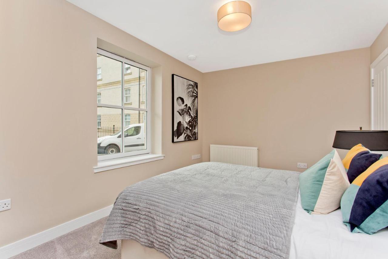 Modern Centre 2 Bedroom 2 Bathroom Apartments, Main Door Ground With Private Parking Edinburgh