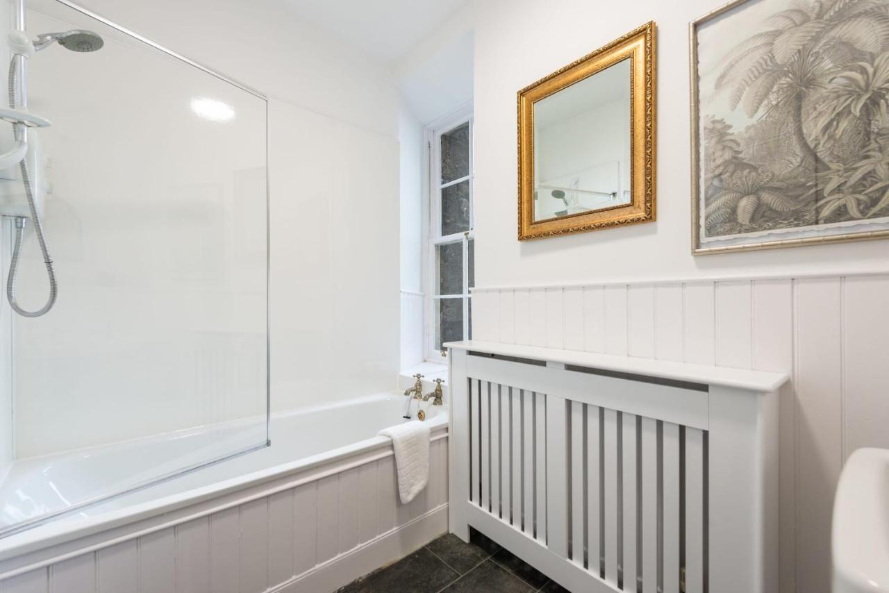 Luxury 3 Bedroom On Edinburgh's Royal Mile *