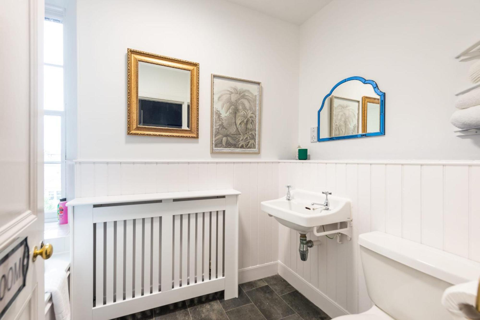 Luxury 3 Bedroom On Edinburgh's Royal Mile Apartment *