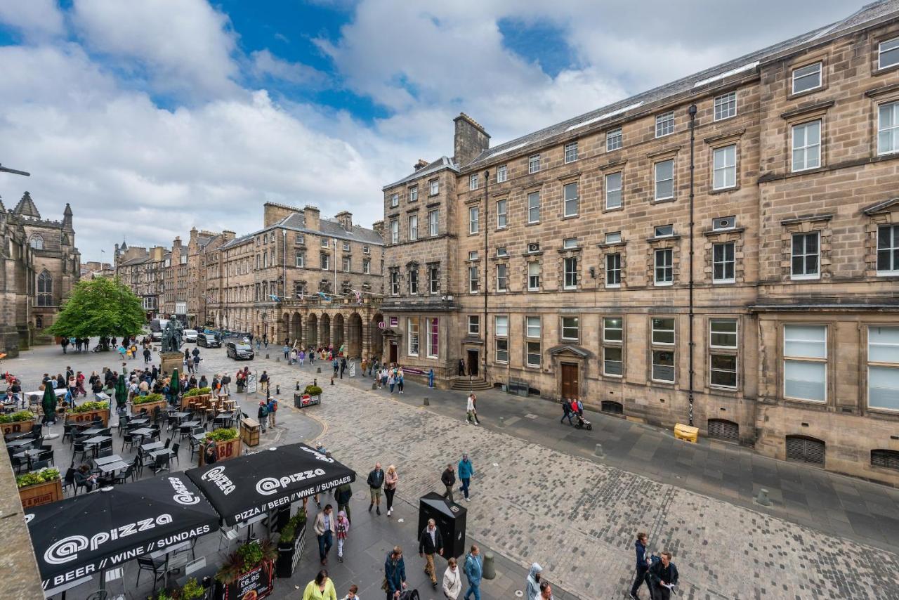 Luxury 3 Bedroom On Edinburgh's Royal Mile