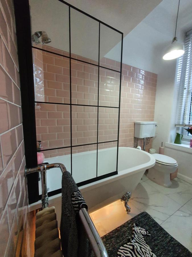 The Flat With The Pink Door Apartment