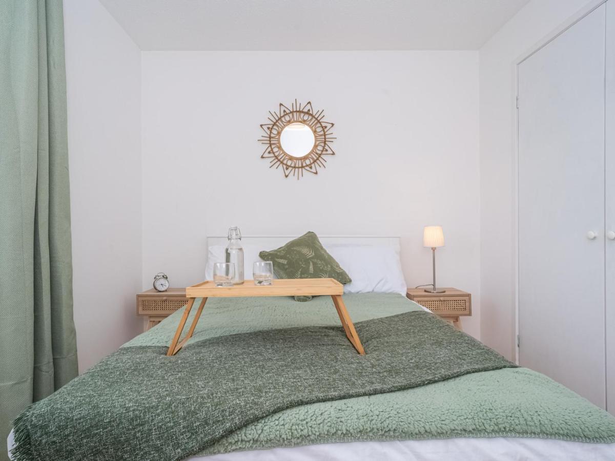 Newly Furnished 2bed Flat With Peaceful Views *