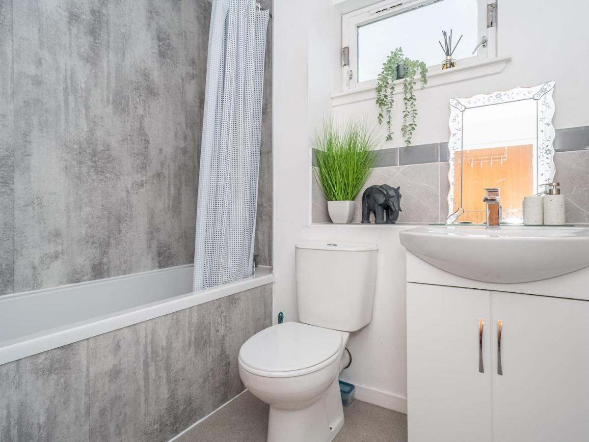 Newly Furnished 2bed Flat With Peaceful Views *