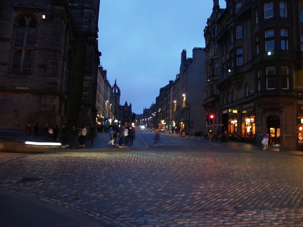 Niddry Street Apartment *