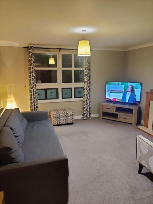 Next To The Palace And Royal Mile With Parking Apartment EDI