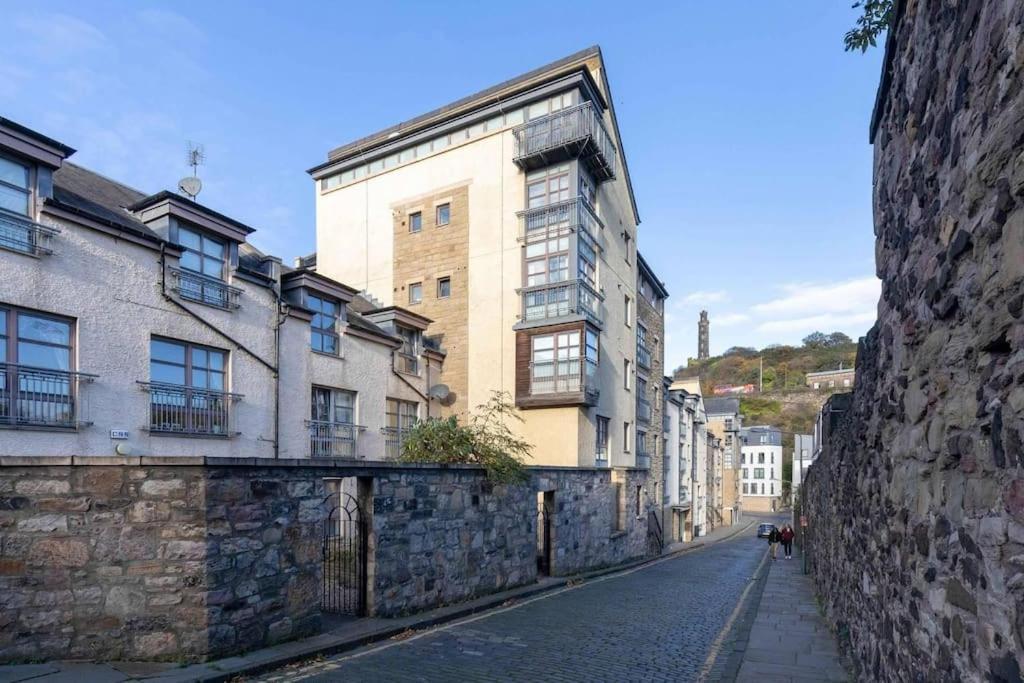 Next To The Palace And Royal Mile With Parking Apartment EDI