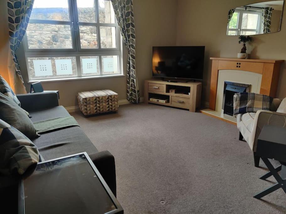 Next To The Palace And Royal Mile With Parking * EDI