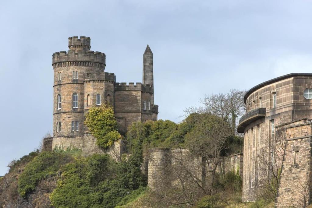 Next To The Palace And Royal Mile With Parking EDI