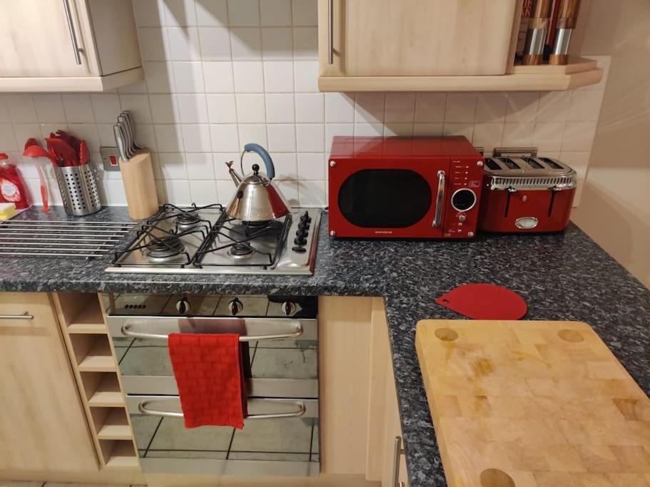 Next To The Palace And Royal Mile With Parking * EDI