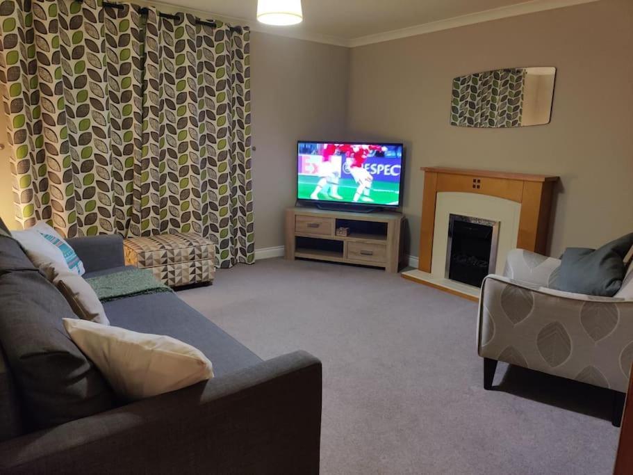 Next To The Palace And Royal Mile With Parking * EDI