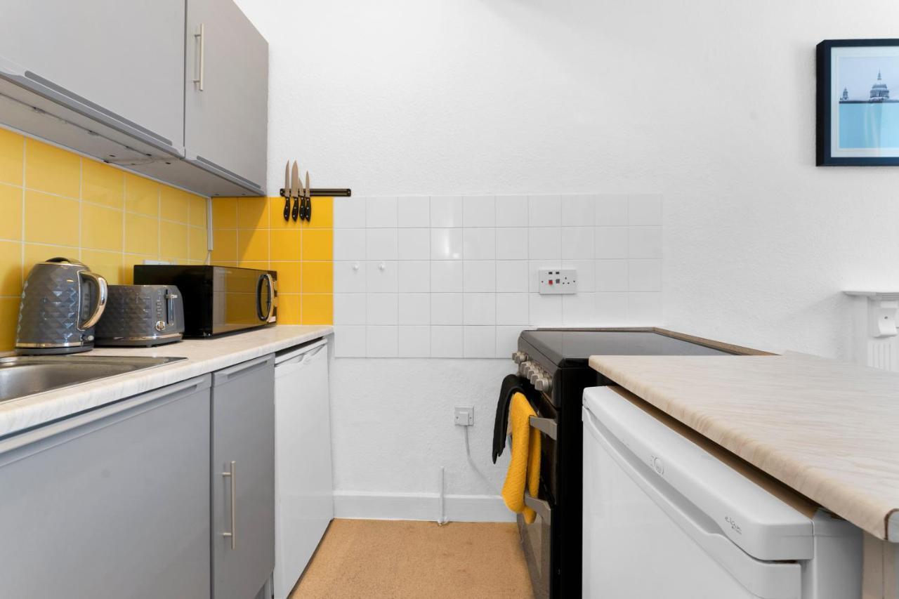 Modern & Spacious 1 Bedroom - Close To Centre - Sleeps Up To 3 Guests EDI