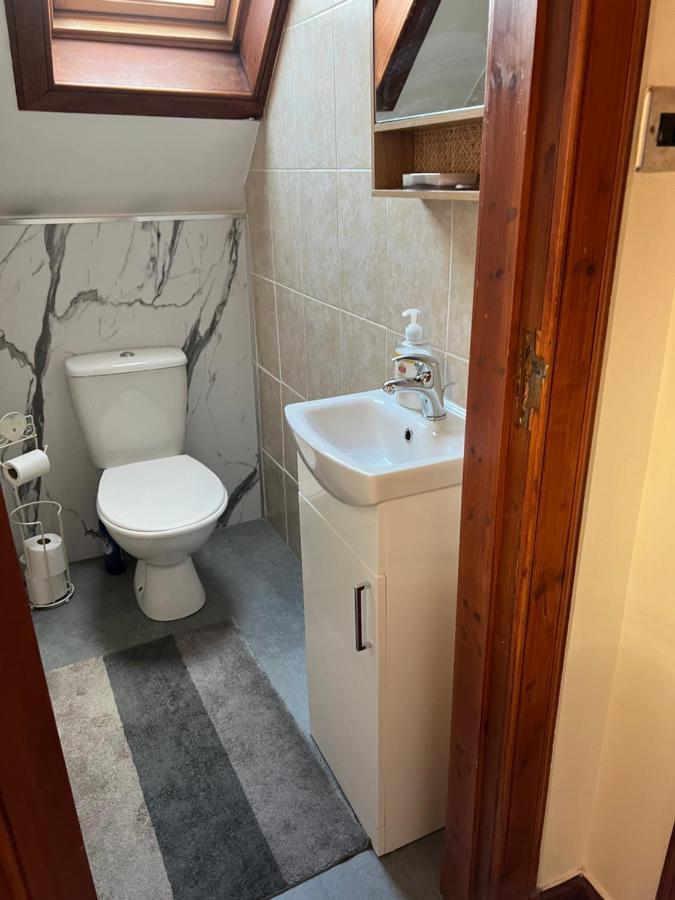 4 Bed Near Airport * Edinburgh