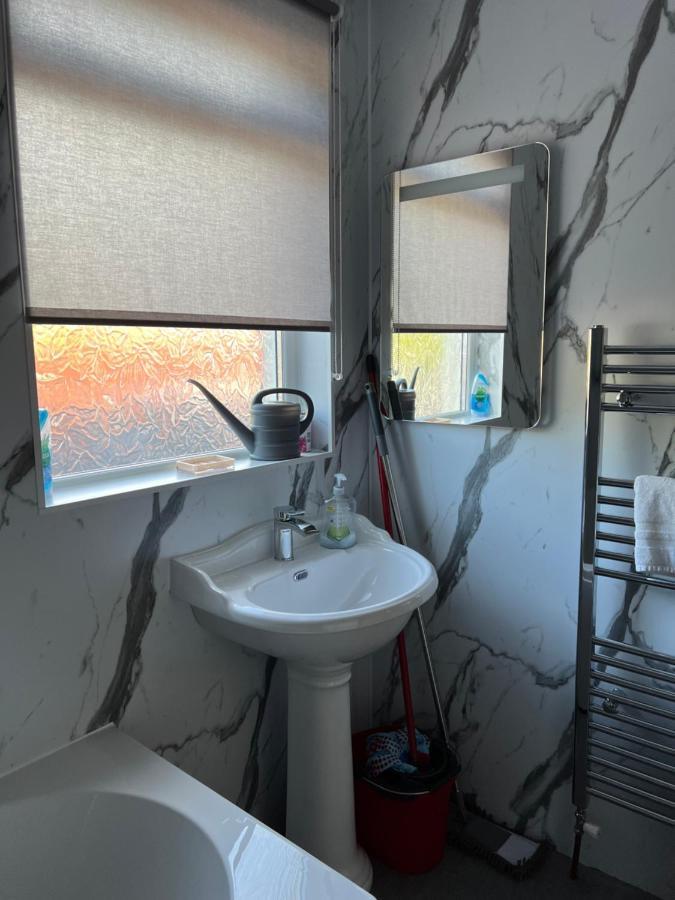 4 Bed Near Airport * Edinburgh