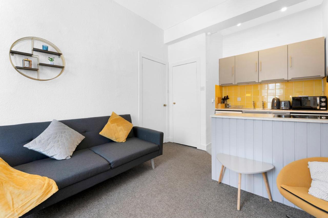 Modern & Spacious 1 Bedroom - Close To Centre - Sleeps Up To 3 Guests