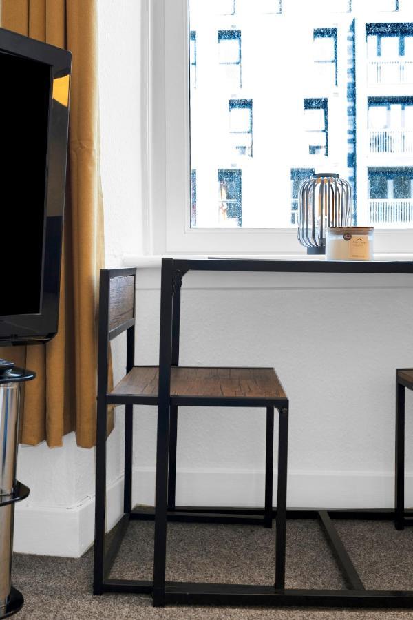 Modern & Spacious 1 Bedroom - Close To Centre - Sleeps Up To 3 Guests Apartment *
