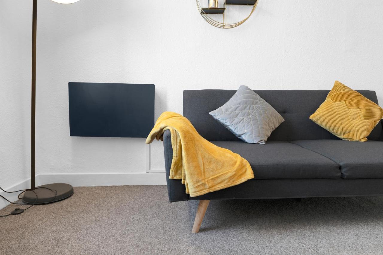 Modern & Spacious 1 Bedroom - Close To Centre - Sleeps Up To 3 Guests *