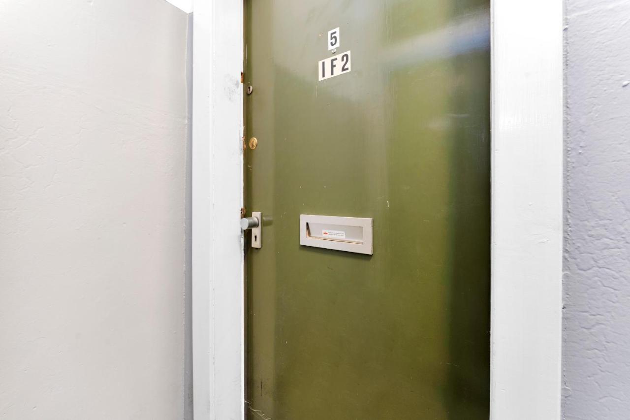 Modern & Spacious 1 Bedroom - Close To Centre - Sleeps Up To 3 Guests Apartment *