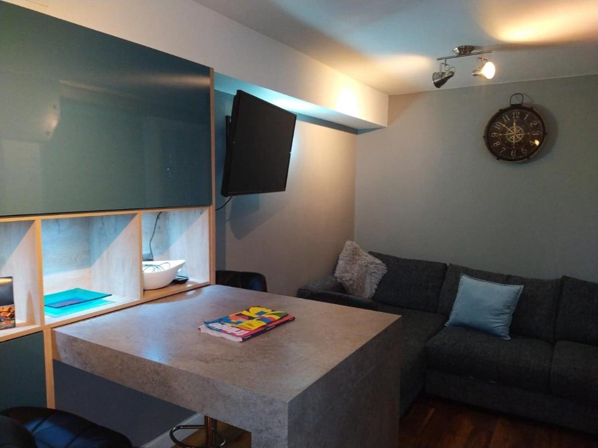 Lovely 2 Bedroom B-listed Converted Whisky Bond Apartment *