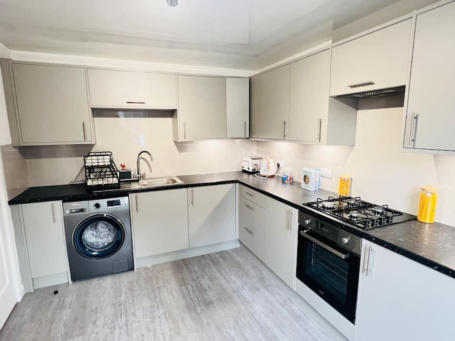 Superb 2 Bedroom With Free Parking *