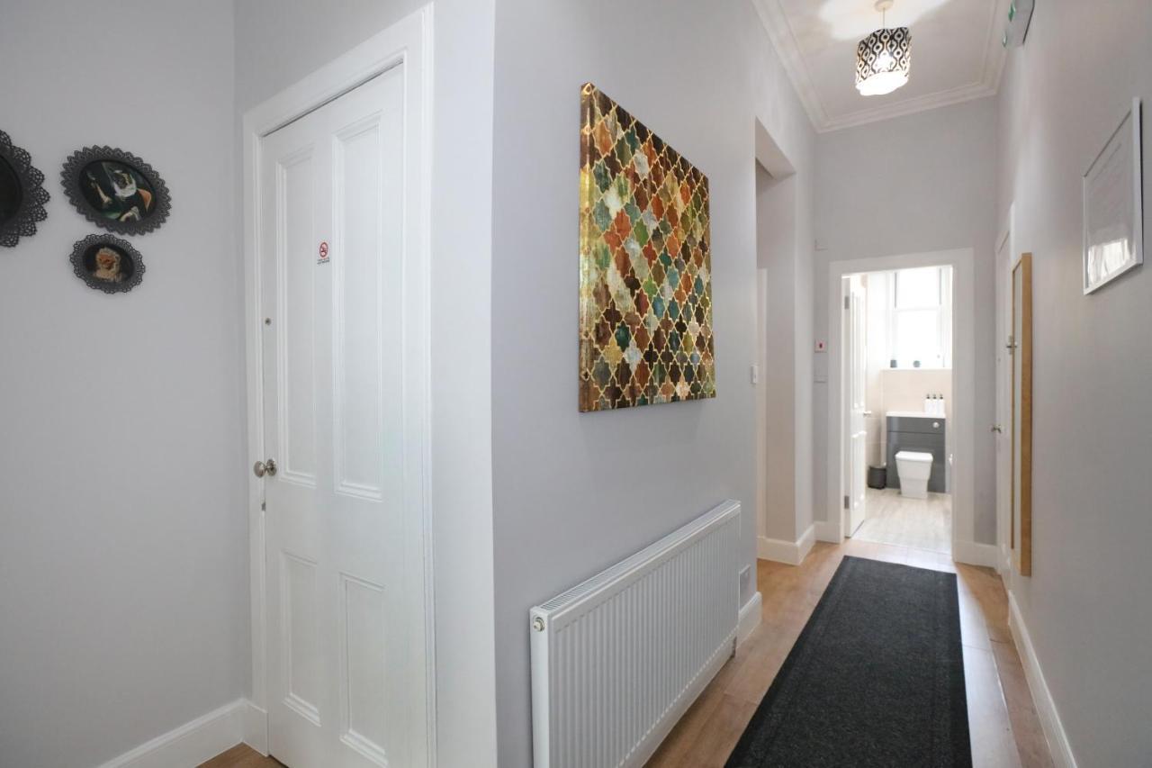 Sleeps 6 Free Parking Apartment
