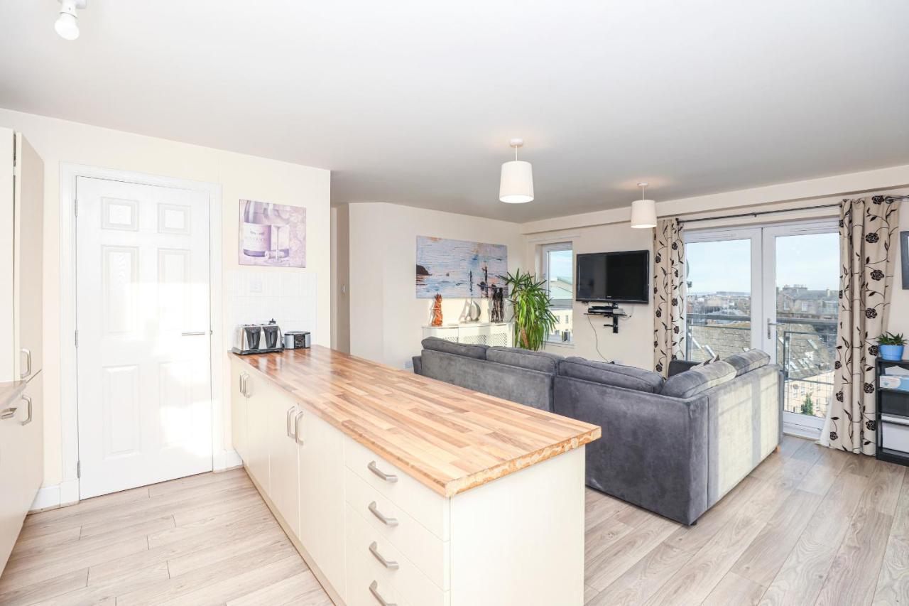 Waterfront Castle View 3 Bed Apartment Edinburgh