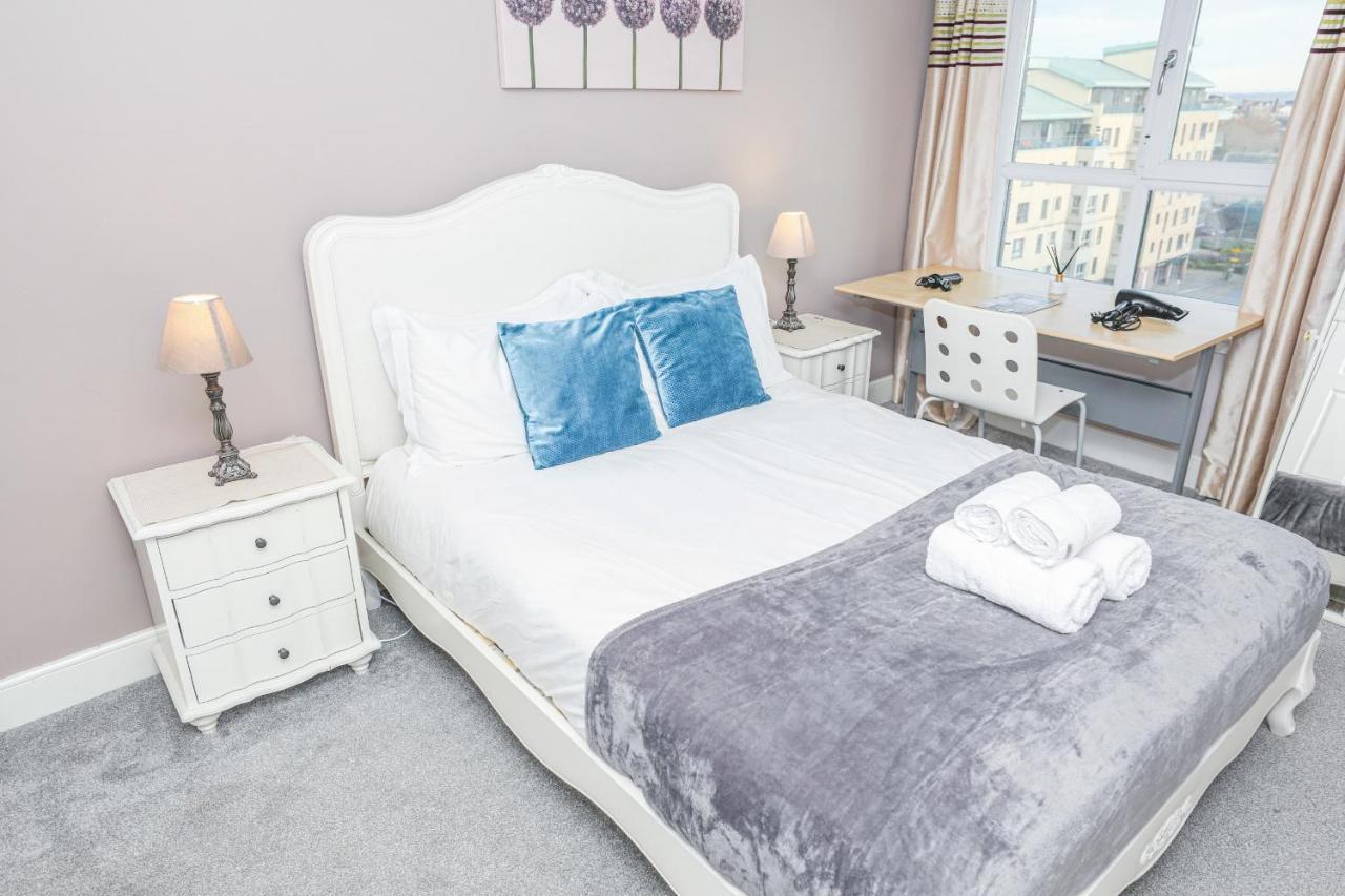 Waterfront Castle View 3 Bed Apartment EDI