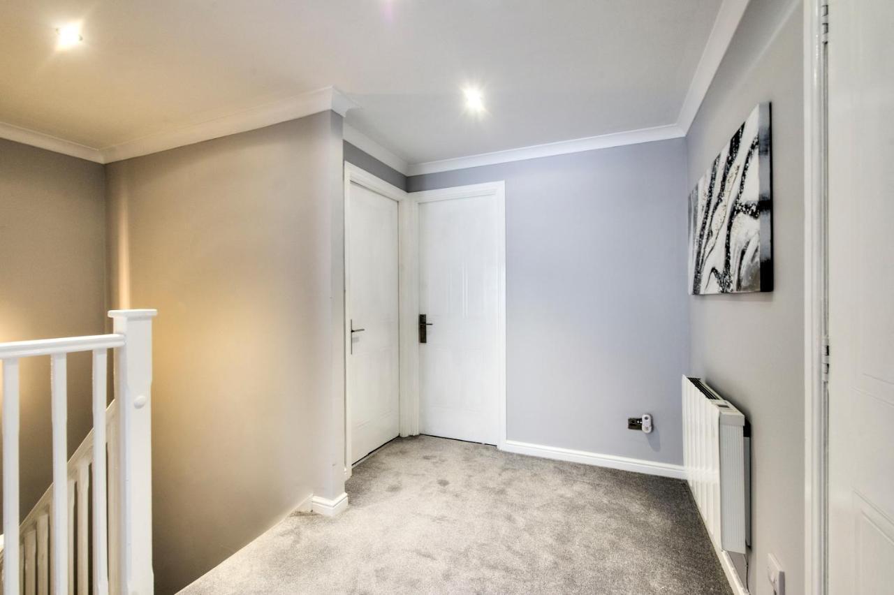 Spacious 4br City Centre W/ Free Parking Apartment